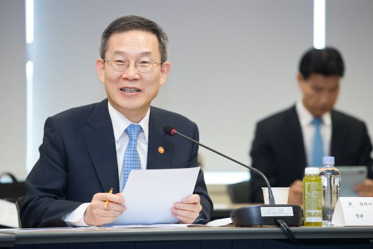 이종호 과기정통부 장관이 28일 서울 국가과학기술자문회의 대회의실에서 열린 '제3차 과학기술정보통신부 개혁 TF 회의'에서 인삿말을 하고 있다.  과기정통부 제공